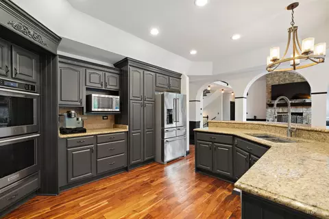 Kitchen - 5901 Whiting Dr, Mchenry, IL 60050 photo 6 of 6