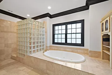 Bath - 5901 Whiting Dr, Mchenry, IL 60050 photo 3 of 8