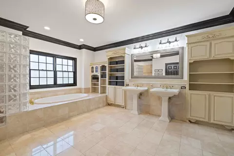 Bath - 5901 Whiting Dr, Mchenry, IL 60050 photo 4 of 8