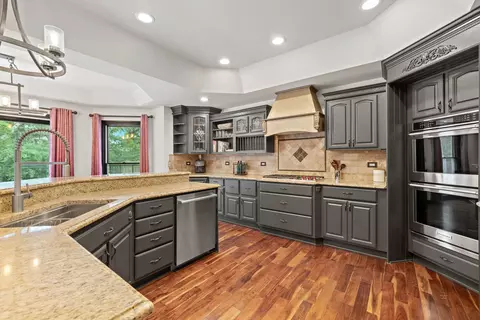 Kitchen - 5901 Whiting Dr, Mchenry, IL 60050 photo 5 of 6
