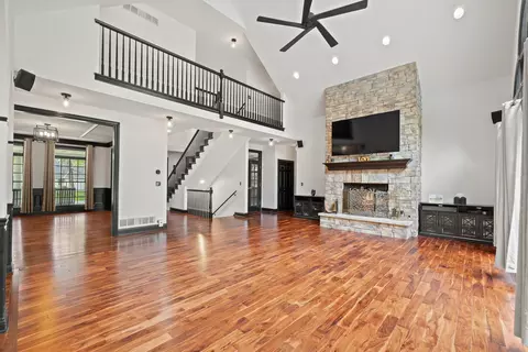 Living - 5901 Whiting Dr, Mchenry, IL 60050 photo 4 of 4