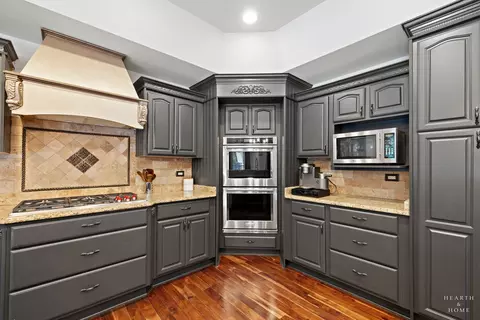 Kitchen - 5901 Whiting Dr, Mchenry, IL 60050 photo 4 of 6