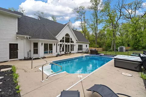 Exterior - 5901 Whiting Dr, Mchenry, IL 60050 photo 4 of 6