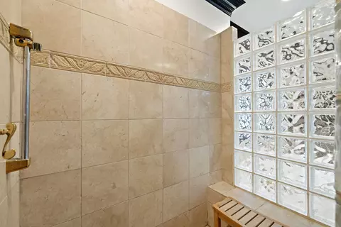 Bath - 5901 Whiting Dr, Mchenry, IL 60050 photo 5 of 8