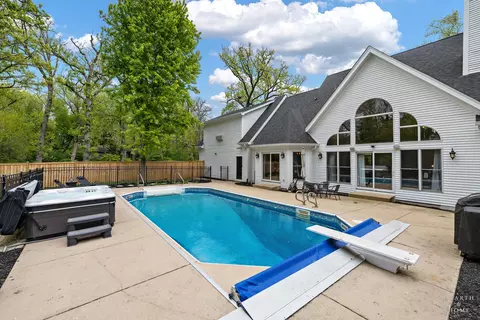 Exterior - 5901 Whiting Dr, Mchenry, IL 60050 photo 5 of 6