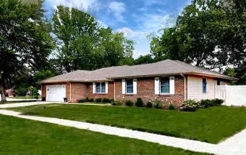 704 Wesley Ave, Savoy, IL 61874