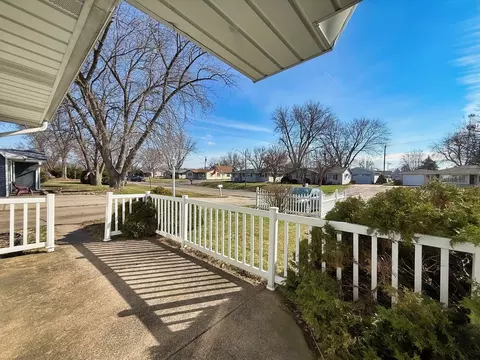 Exterior - 2406 11th St, Silvis, IL 61282 photo 5 of 10
