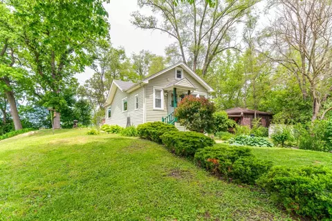 28324 W Park Ave, Wauconda, IL 60084