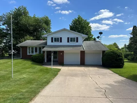 2827 234th St, Dewitt, IA 52742
