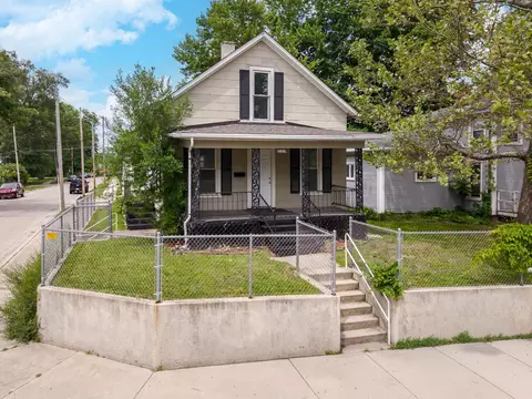 107 S Morris Ave, Bloomington, IL 61701