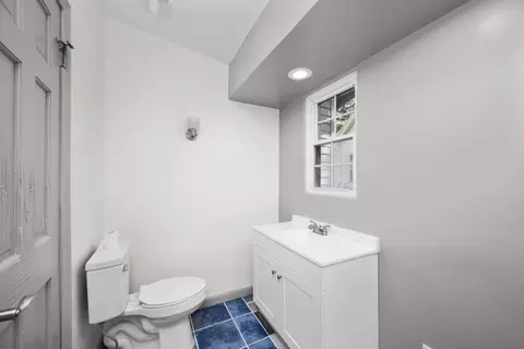 Bath - 811 15th Street B, Moline, IL 61265 photo 2 of 2