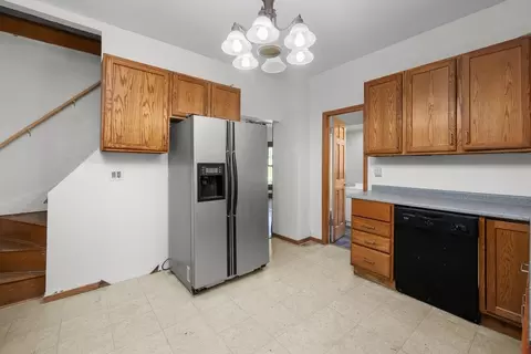 Kitchen - 811 15th Street B, Moline, IL 61265 photo 3 of 3