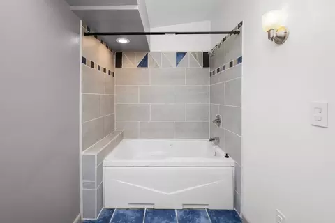 Bath - 811 15th Street B, Moline, IL 61265 photo 1 of 2