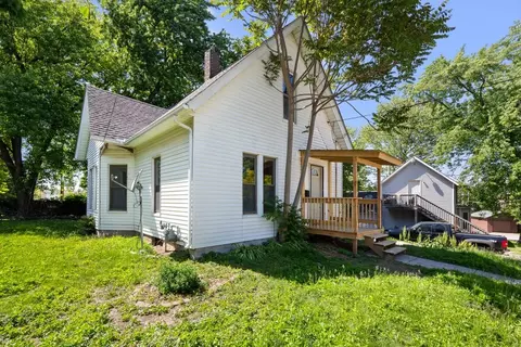 Exterior - 811 15th Street B, Moline, IL 61265 photo 2 of 7