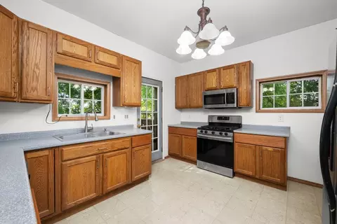 Kitchen - 811 15th Street B, Moline, IL 61265 photo 1 of 3