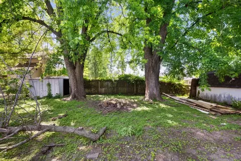 Exterior - 811 15th Street B, Moline, IL 61265 photo 5 of 7