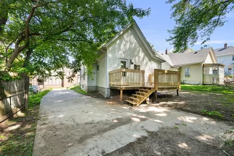 Exterior - 811 15th Street B, Moline, IL 61265 photo 4 of 7
