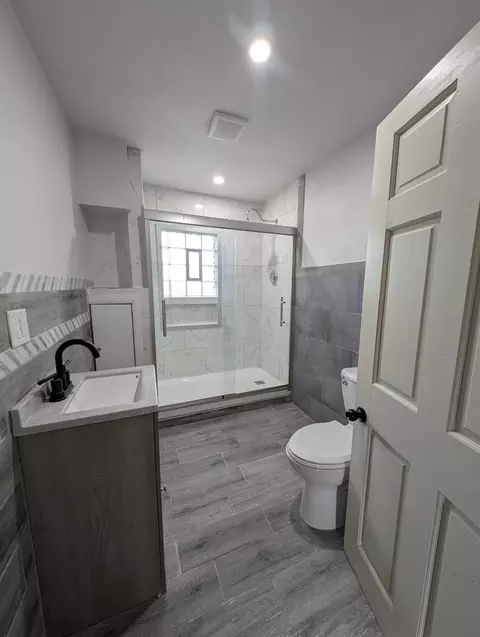 Bath - 231 S Chicago Ave, Kankakee, IL 60901 photo 2 of 3