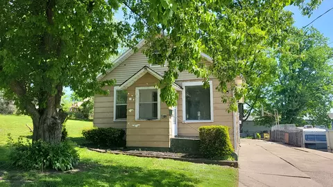 212 21st Pl, Clinton, IA 52732