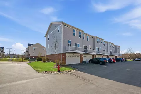 Exterior - 72 Nicholas Dr E, Des Plaines, IL 60016 photo 6 of 9