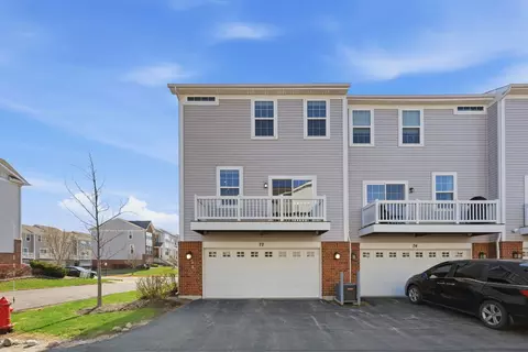 Exterior - 72 Nicholas Dr E, Des Plaines, IL 60016 photo 5 of 9