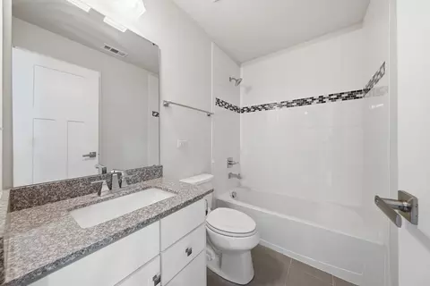 Bath - 72 Nicholas Dr E, Des Plaines, IL 60016 photo 4 of 4