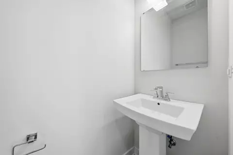 Bath - 72 Nicholas Dr E, Des Plaines, IL 60016 photo 1 of 4