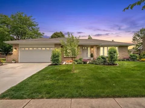 8129 Middlebury Ave, Woodridge, IL 60517