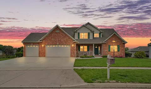 1402 Alydar Dr, Mahomet, IL 61853