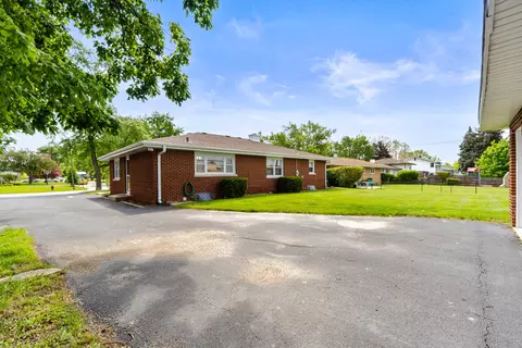 Exterior - 817 Summit Dr, Lockport, IL 60441 photo 1 of 3