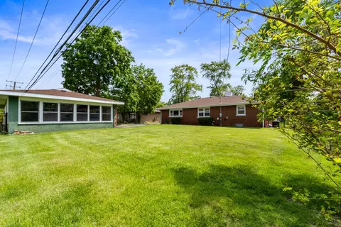 Exterior - 817 Summit Dr, Lockport, IL 60441 photo 2 of 3