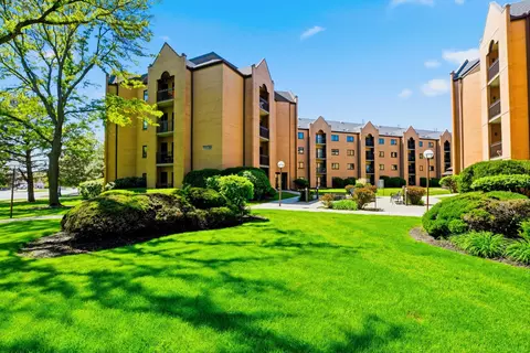 7420 W Lawrence Ave #202, Harwood Heights, IL 60706