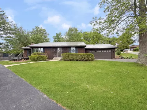 576 Timber Hills Dr, Freeport, IL 61032