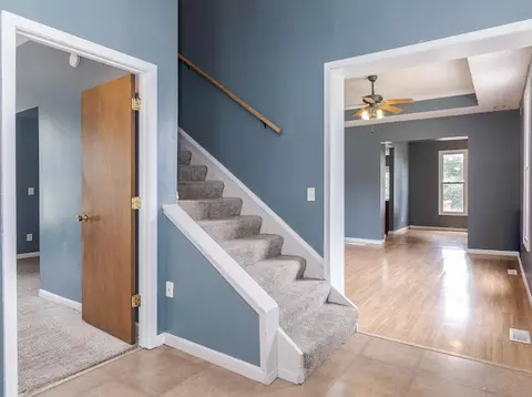 Entry Way - 603 E Mill St, Bloomington, IL 61701 photo 2 of 2