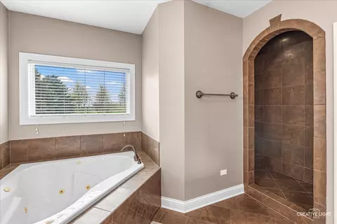 Bath - 13002 Silverleaf Ct, Plainfield, IL 60585 photo 2 of 6