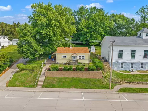 211 Jones St, Le Claire, IA 52753