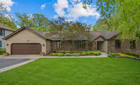 655 Oakview Dr, Algonquin, IL 60102
