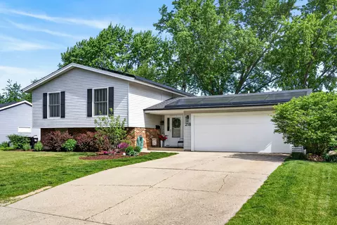 218 Wellington Dr, Crystal Lake, IL 60014