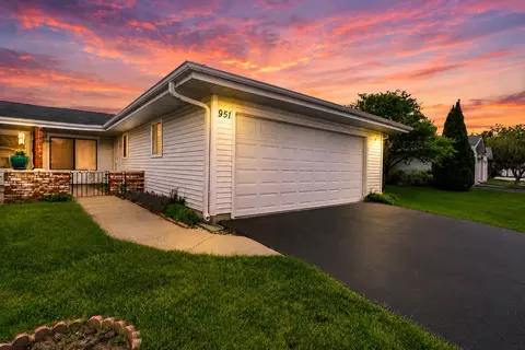 951 Chelsea Ln, Schaumburg, IL 60193