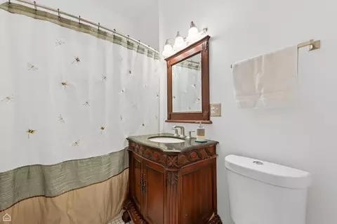 Bath - 1233 E 53rd St #2, Chicago, IL 60615 photo 1 of 2