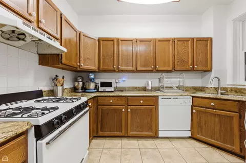 Kitchen - 1233 E 53rd St #2, Chicago, IL 60615 photo 1 of 2