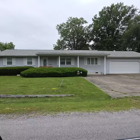 107 S 10th St S, Benton, IL 62812