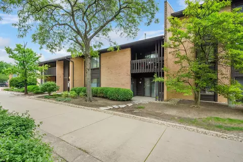 6109 Knoll Wood Rd #102, Willowbrook, IL 60527