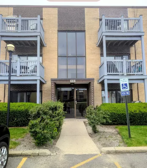 666 Pinecrest Dr #102, Prospect Heights, IL 60070