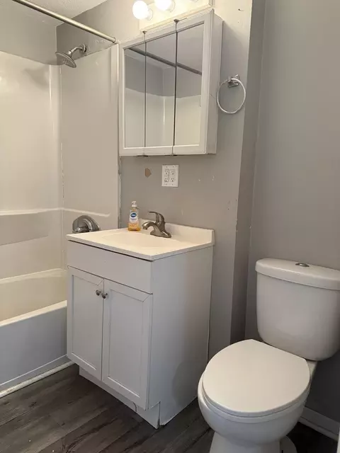 Bath - 2518 5th Ave, Moline, IL 61265 photo 1 of 2