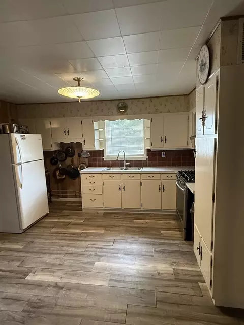 Kitchen - 407 Middleton St, Iuka, IL 62849 photo 1 of 1
