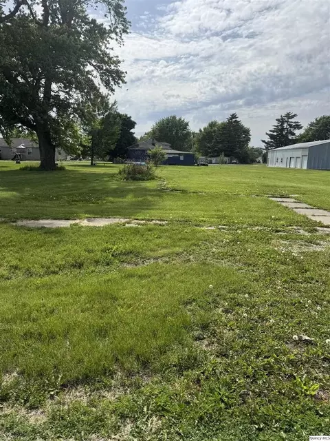 207 S Elm, Bowen, IL 62316