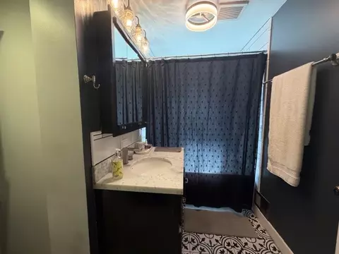 Bath - 6507 W 41st St, Stickney, IL 60402 photo 1 of 2