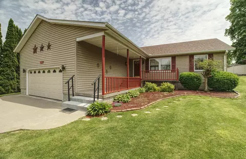 1823 Randall Ct, Clinton, IA 52732
