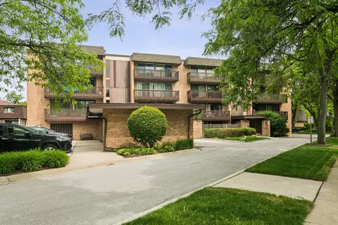 1817 Tanglewood Dr #3A, Glenview, IL 60025